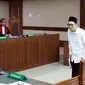 Kakanwil Kemenag Gresik yang juga tersangka pemberian suap kepada anggota DPR Romahurmuziy, Muafaq Wirahadi saat menjalani sidang pembacaan dakwaan di Pengadilan Tipikor, Jakarta, Rabu (29/5/2019). Muafaq didakwa memberi suap mantan Ketua Umum PPP Romahurmuziy. (Liputan6.com/Helmi Fithriansyah)