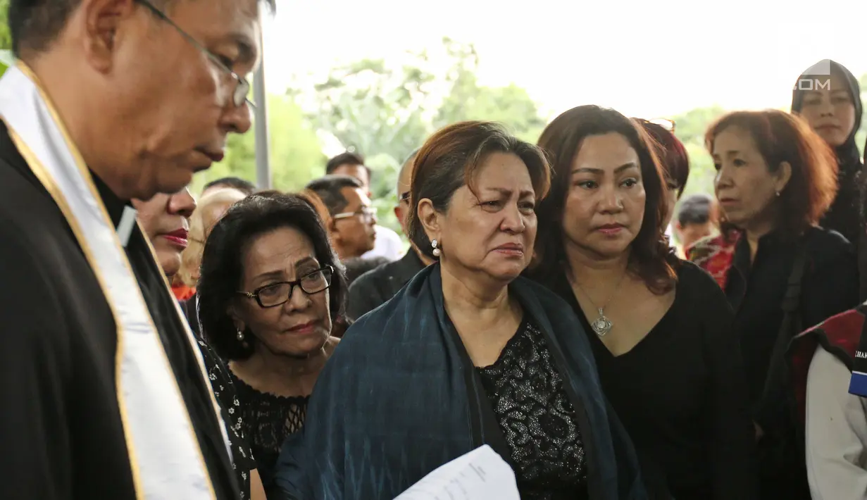Istri Almarhum Benny Panjaitan, Nancy BR Sitompul (tengah) saat melepas kepergian suaminya di TPU Menteng Pulo, Jakarta, Kamis (26/10). (Liputan6.com/Herman Zakharia)