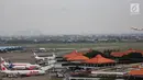 Pesawat maskapai Lion Air terparkir di areal Bandara Soekarno Hatta, Tangerang, Kamis (16/5/2019). Pemerintah akhirnya menurunkan tarif batas atas (TBA) tiket pesawat atau angkutan udara sebesar 12-16 persen yang berlaku mulai Kamis hari ini. (Liputan6.com/Faizal Fanani)