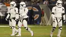 Pasukan Stormtroopers berjalan di lapangan saat istirahat pertandingan NFL antara Chicago Bears dan Minnesota Vikings di Chicago (9/10). Kedatangan karakter star wars ini untuk mempromosikan Star Wars: The Last Jedi. (Kena Krutsinger/Getty Images/AFP)