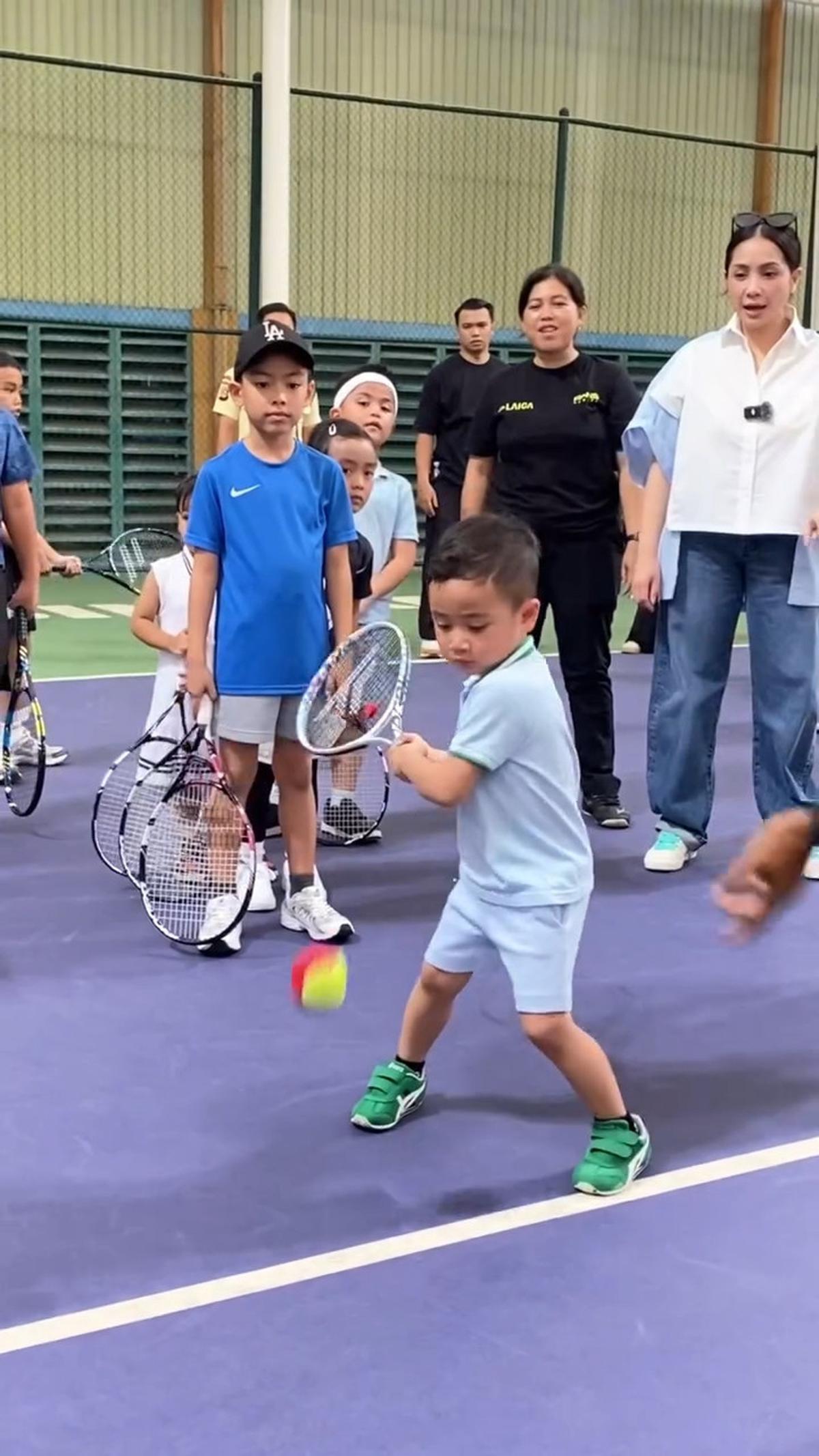 Potret Rayyanza Ikut Latihan Tenis Didampingi Nagita Slavina, Netizen: Produktif Banget