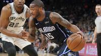 Pemain Orlando Magic, Rodney Purvis (kanan) mencoba melewati adangan pemain San Antonio Spurs (AP Photo/Darren Abate)