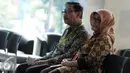 Kepala Bappeda DKI Jakarta, Tuty Kusumawati ketika menunggu panggilan penyidik di lobby KPK, Jakarta, Jumat (15/4). Tuti Kembali diperiksa terkait penerbitan dua Raperda Reklamasi Pantau Utara Jakarta. (Liputan6.com/Helmi Afandi)