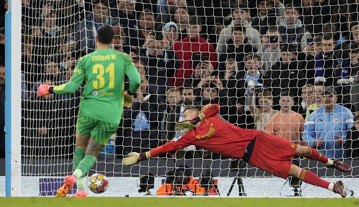 Kiper Manchester City, Ederson yang menjadi penendang kelima berhasil mencetak gol ke gawang Real Madrid saat adu tendangan penalti pada laga leg kedua perempatfinal Liga Champions 2023/2024 di Etihad Stadium, Manchester, Rabu (18/4/2024). (AP Photo/Dave Shopland)