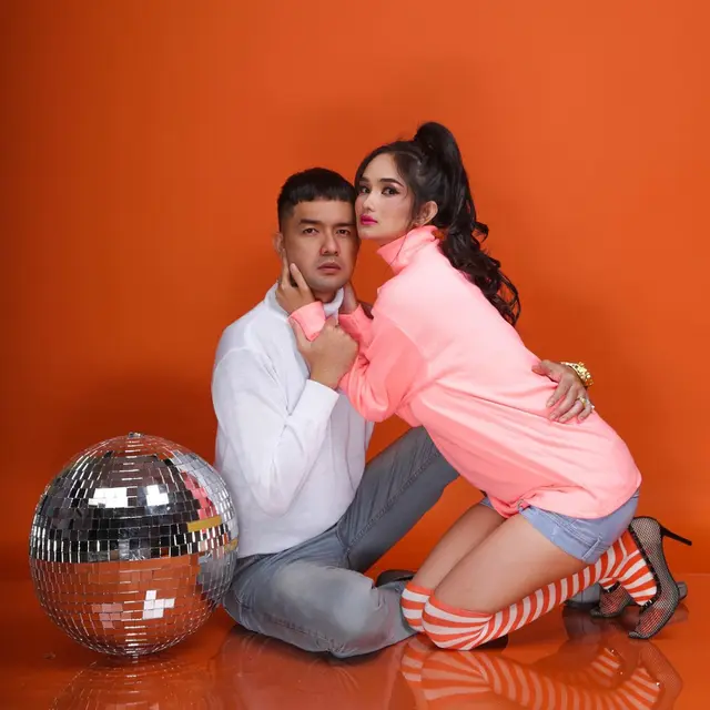 7 Pemotretan Keluarga Faby Marcelia Bersama Buah Hati yang Selalu Tampil Keren