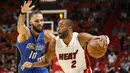 Pemain Miami Heat, Wayne Ellington #2 berusaha melewati hadangan pemain Orlando Magic, Evan Fournier #10 pada laga NBA preseason basketball game, di Miami (19/10/2016) WIB. (AP/Wilfredo Lee)