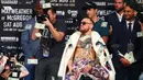 Ekspresi Conor McGregor saat dilemparkan uang petinju Floyd Mayweather saat konferensi pers tur dunia jelang pertandingannya di Barclays Center, Brooklyn, (13/7). Duel ini akan digelar di Las Vegas pada 26 Agustus. (Mike Stobe/Getty Images/AFP)