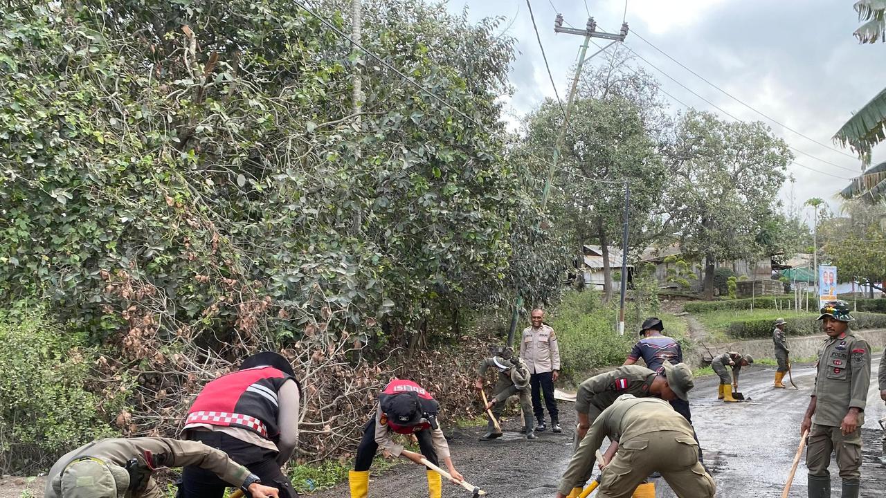 petugas bersihkan jalan dari edapan abu vulkanik