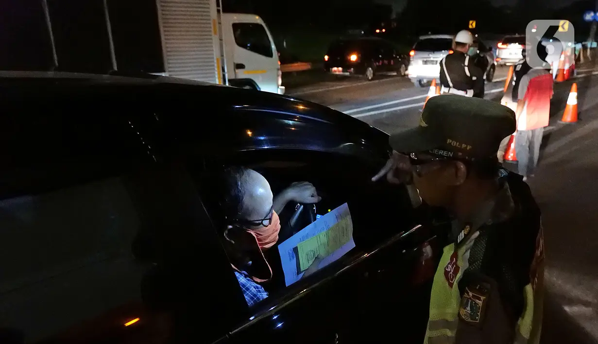Petugas memeriksa kendaraan di Tol Jakarta-Cikampek Km 47, Karawang, Jawa Barat, Kamis (28/5/2020). Petugas memutarbalikkan kendaraan menuju Jakarta yang tidak dilengkapi  SIKM Jakarta dalam upaya pencegahan COVID-19 sesuai Pergub DKI Jakarta Nomor 47 Tahun 2020. (Liputan6.com/Herman Zakharia)
