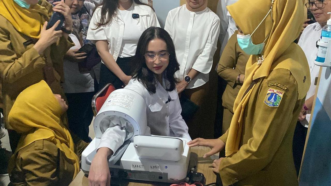 VIDEO: Momen Wajah Tegang Menteri Widiyanti Saat Cek Kesehatan Gratis di Puskesmas Tanah Abang