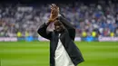 Pemain Real Madrid, Vinicius Jr memberikan tepuk tangan pada laga lanjutan Liga Spanyol 2022/2023 antara Real Madrid melawan Rayo Vallecano pada Kamis (25/05/2023) dini hari WIB. Los Blancos memberikan aksi solidaritas sebelum laga tersebut setelah pemain Brasil itu menjadi korban rasisme pada Minggu (21/05/2023) lalu. (AP Photo/Manu Fernandez)