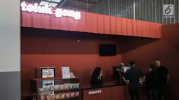Aktivitas petugas di Indiskop atau Bioskop Rakyat di dalam Pasar Jaya Teluk Gong, Penjaringan, Jakarta Utara, Rabu (3/6/2019). Teater satu untuk menampung warga dewasa dengan harga tiket 15 ribu rupiah dan teater dua untuk anak-anak dengan harga tiket 5 ribu rupiah. (Liputan6.com/Faizal Fanani)