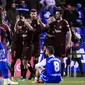 Pemain Barcelona merayakan kemenangannya usai melawan Deportivo dalam pertandingan La Liga Spanyol di stadion Riazor, Spanyol (29/4). Raihan tiga poin membuat FC Barcelona mengoleksi 86 poin, sekaligus menjurai Liga Spanyol. (AFP/Miguel Riopa)