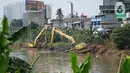 Petugas Dinas Sumber Daya Air dengan alat berat mengeruk sampah bercampur lumpur di aliran Banjir Kanal Barat, Jakarta, Rabu (14/10/2020). Pemprov DKI terus melakukan pengerukan serta pembersihan untuk mencegah pendangkalan juga mengantisipasi banjir di musim hujan. (Liputan6.com/Immanuel Antonius)