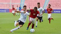 Pemain Timnas Indonesia U-16, Amiruddin Bagus (kanan) melewati adangan pemain Timor Leste U-16 pada laga grup G Piala AFC U-16 di Stadion Rajamangala, Bangkok, Senin (18/9/2017). Timnas Indonesia U-16 menang 3-1. (Bola.com/PSSI)