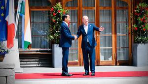 Presiden Joko Widodo atau Jokowi (kiri) disambut oleh Kanselir Jerman Olaf Scholz saat tiba di lokasi KTT G7, Schloss Elmau, Jerman, Senin (27/6/2022). Indonesia hadir sebagai negara mitra G7 sekaligus Presidensi G20. (Foto: Biro Pers Sekretariat Presiden)