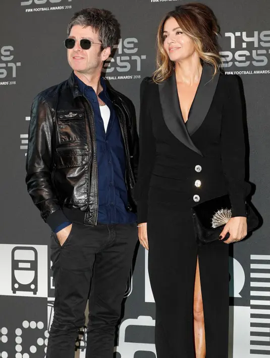<p>Musisi Inggris Noel Gallagher dan istrinya Sara MacDonald tiba untuk acara The Best FIFA Football Awards di Royal Festival Hall, London, Inggris, 24 September 2018. Dilansir dari People, Selasa (17/1/2023), pasangan ini mengumumkan tengah menjalani proses perceraian dalam sebuah pernyataan lewat juru bicara. (Adrian DENNIS/AFP)</p>