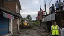 Orang-orang menyaksikan kerusakan yang disebabkan oleh tanah longsor setelah hujan deras di Khaniyara, dekat Dharmsala, India (2/9/2022). Tidak ada korban jiwa yang dilaporkan akibat musibah tersebut. (AP Photo/Ashwini Bhatia)