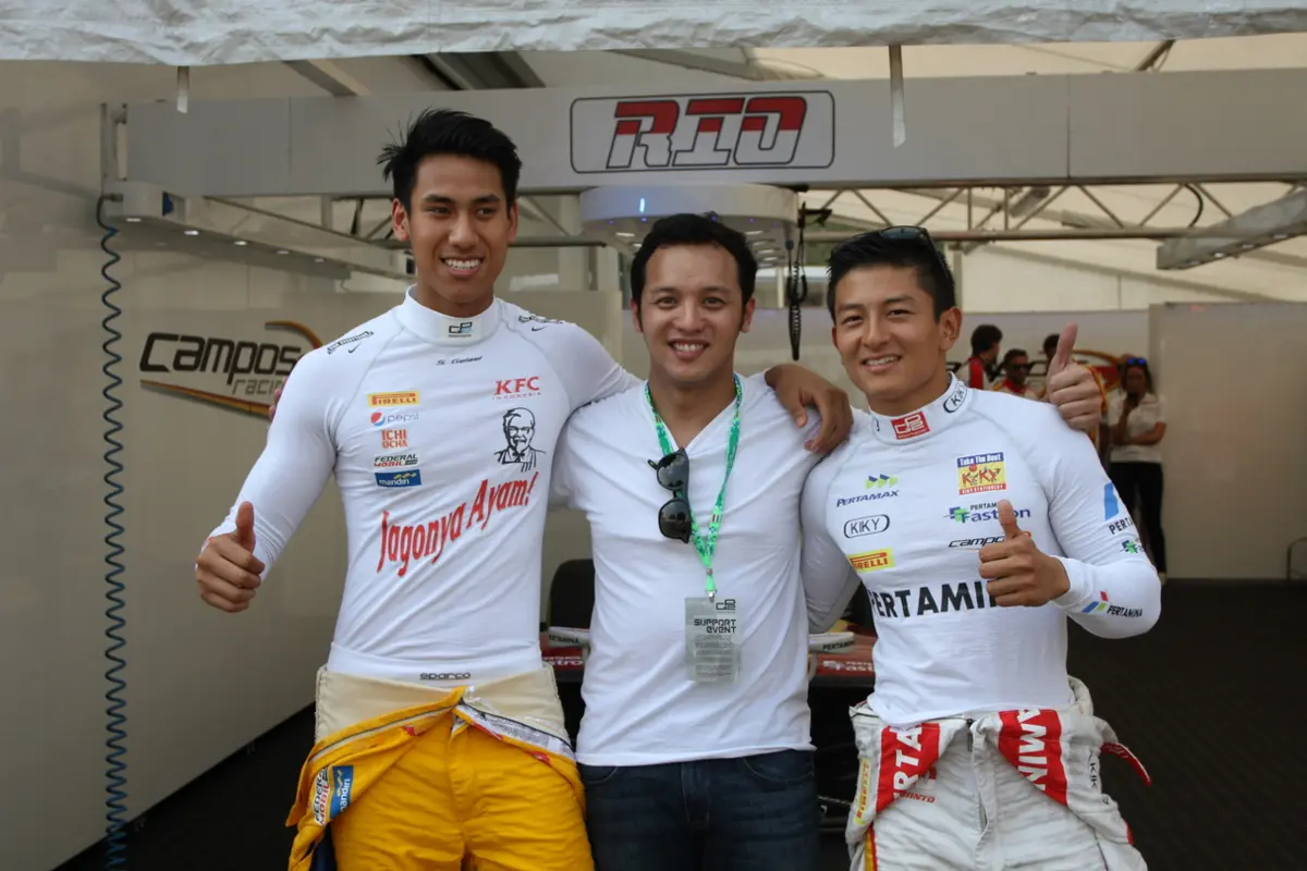 Sean Gelael (kiri)