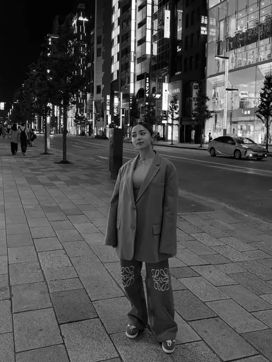 Memadukan oversize blazer dan denim memang tak pernah gagal tampilkan kesan stylish. Dua fashion item ini jadi kunci untuk tampil berkelas tanpa effort berlebih.  [Foto: IG/nikitawillyofficial94].