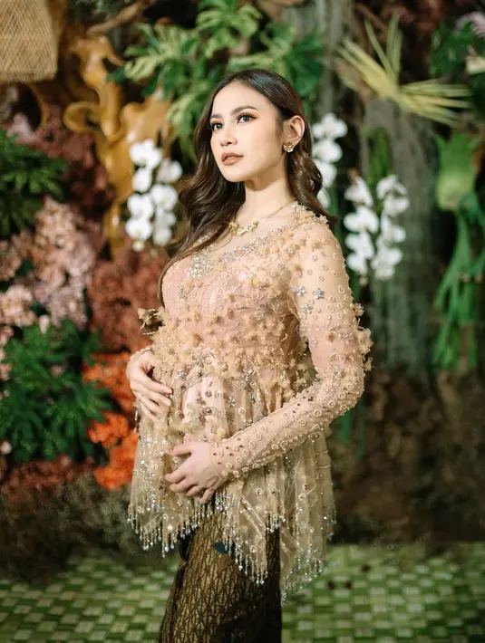 <p>Kebaya hamil Mahalini begitu memikat, dengan model peplum, siluet nyaman hadirkan gaya maksimalis. [Foto: Instagram/ Asky Febrianti]</p>