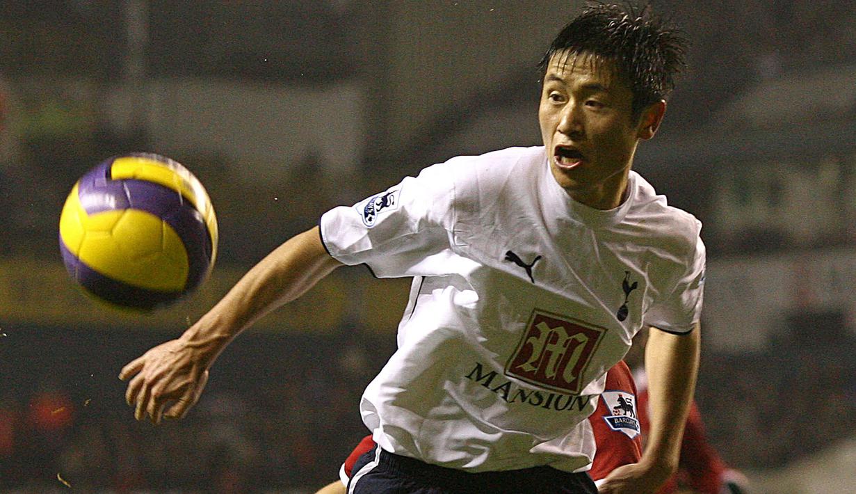 Bek kiri Korea Selatan, Lee Young-pyo yang telah pensiun pada Oktober 2013 bersama klub MLS, Vancouver Whitecaps menjadi pemain Asia kedua yang pernah menjuarai Piala Liga Inggris. Ia meraihnya bersama Tottenham Hotspur. Tiga musim berseragam Spurs mulai 2005/2006 hingga 2007/2008, Lee Young-pyo sukses mengoleksi satu trofi Piala Liga Inggris pada musim terakhirnya 2007/2008. (AFP/Chris Young)