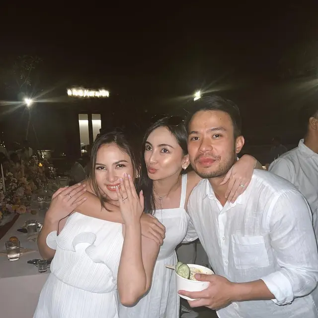 6 Potret Jessica Mila Dipeluk Sahabat Usai Dilamar Kekasih, Penuh Haru Bahagia
