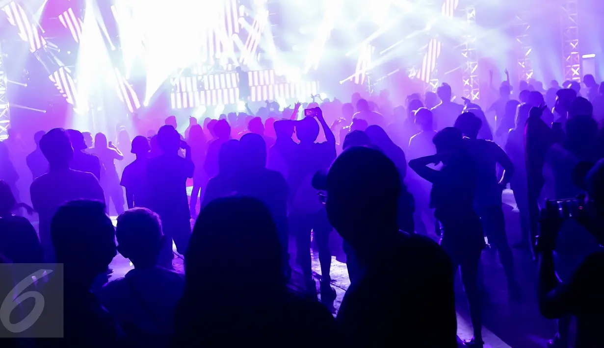 Pengunjung memadati area Neon Jungle pada acara DWP 2016, di Kemayoran, Jakarta, Jumat. (09/12). Sederet DJ kenamanaan tampil di tiga panggung yang berbeda. (Liputan6.com/Fery Pradolo)