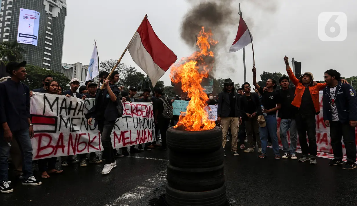 Sejumlah elemen mahasiswa membakar ban bekas saat menggelar demo di kawasan Patung Kuda, Jakarta Pusat (Jakpus), Kamis (8/9/2022). Aksi tersebut untuk menolak kenaikan harga Bahan Bakar Minyak (BBM). (Liputan6.com/Johan Tallo)