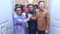 Pelaksana Tugas (Plt) Gubernur DKI Jakarta, Sumarsono menyerahkan kembali tugas kepala daerah yang diembannya kepada Ahok dan Djarot