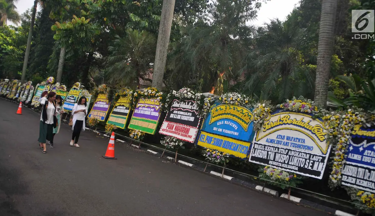 Karangan bunga ucapan bela sungkawa wafatnya Ani Yudhoyono menghiasi kawasan Puri Cikeas, Bogor, Jawa Barat, Minggu (2/6/2019). Ani Yudhoyono akan dimakamkan di samping pusara istri presiden ke-3 RI BJ Habibie, Ainun. (Liputan6.com/Immanuel Antonius)