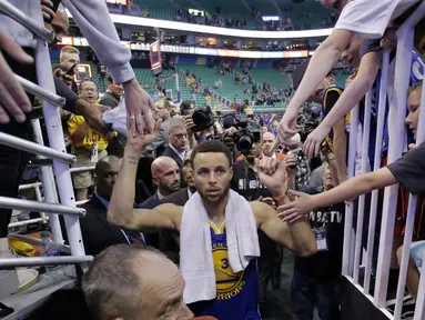 Bintang Golden State Warriors, Stephen Curry menyapa fans usai timnya menang atas Utah Jazz pada gim keempat playoff NBA di Salt Lake City, Senin (8/5/2017). Warriors menang 121-95.  (AP/Rick Bowmer)