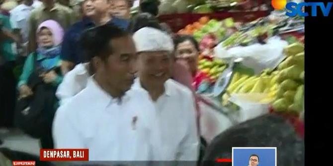 Jokowi Borong Buah-Buahan untuk Buka Puasa di Pasar Badung Bali