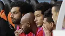 Striker Mesir, Mohamed Salah, tampak tegang saat menyaksikkan pertandingan antara Mesir kontra Uruguay pada laga Piala Dunia di Stadion Ekaterinburg, Jumat (15/6/2018). Mohamed Salah tidak dimainkan karena masih cedera. (AP/Mark Baker)