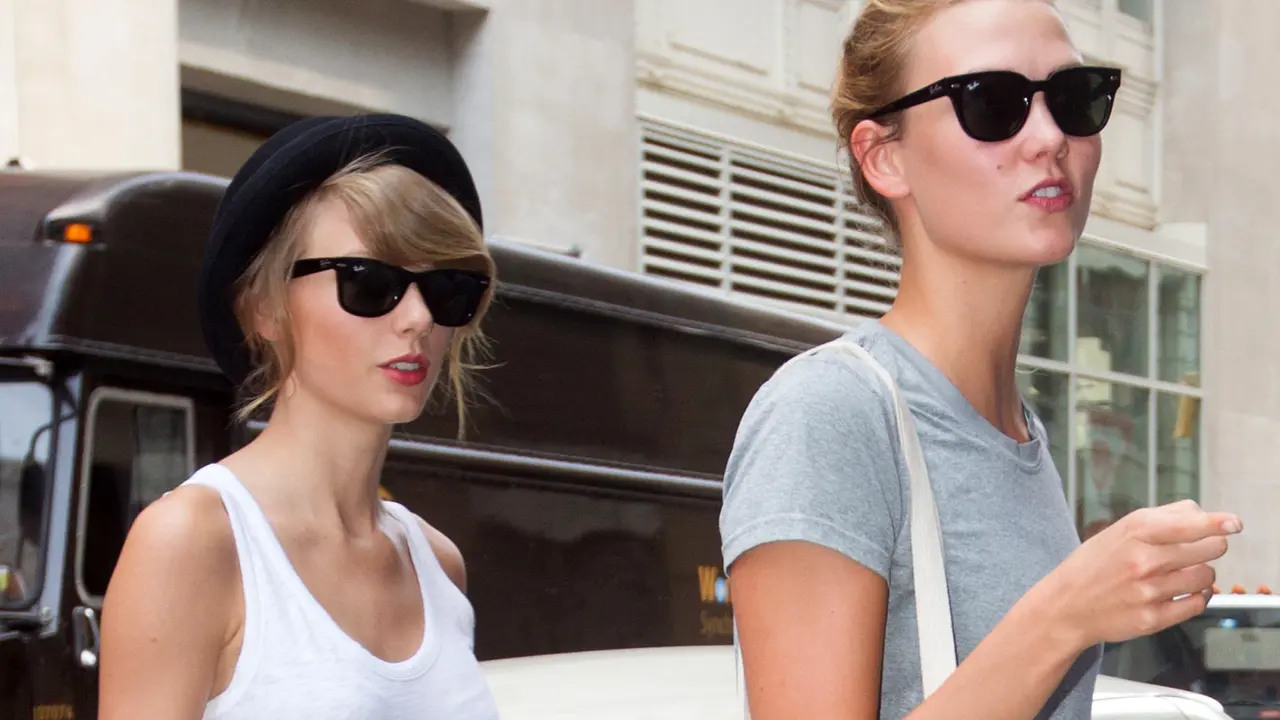 Taylor Swift Cium Model Cantik Victoria Secret?