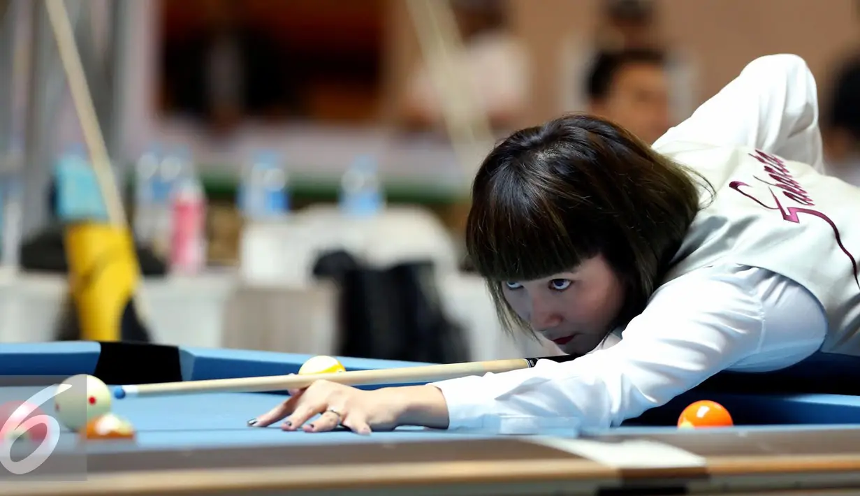 Pebiliar putri DKI Jakarta, Angeline M Ticoalu saat laga penyisihan 10 ball PON XIX Jabar di Graha Manggala Siliwangi, Bandung, Kamis (22/9/2016). Angeline M Ticoalu melaju usai mengalahkan pebiliar Papua, Ari Sarah Wati. (Liputan6.com/Helmi Fithriansyah)