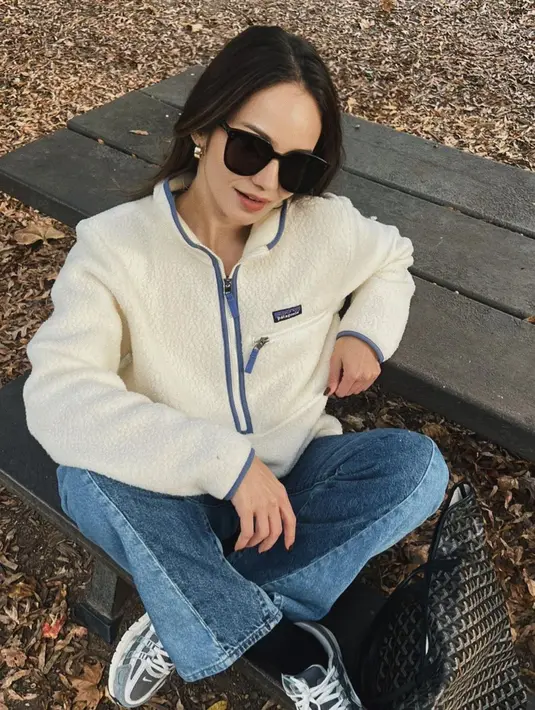 Zipper sweater dipadukan dengan two tone denim jadi kombinasi outfit musim gugur yang menarik. [@enzystoria]