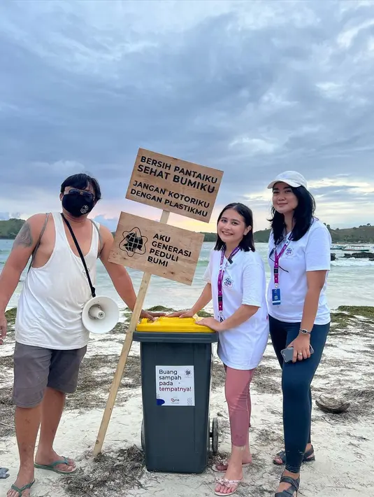 "Terima Kasih untuk para volunteer yang sudah semangat membersihkan pantai hari ini! Hari ini kita berhasil mengumpulkan 510 Kg sampah!," tulis Prilly. [Instagram/prillylatuconsina96]