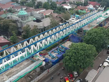 Foto udara memperlihatkan kondisi konstruksi tiang beton Light Rail Transit (LRT) yang roboh di Kayu Putih, Jakarta Timur, Senin (22/1). Proyek LRT rute Kelapa Gading-Velodrome itu dalam rangka menghadapi Asian Games 2018. (Liputan6.com/Arya Manggala)