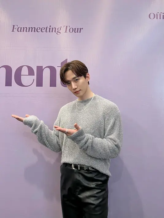 <p>Salah satu fans bertanya, kapan Lee Junho punya pacar. "Emang boleh?" jawab aktor 33 tahun ini sambil senyum. Junho sepertinya mengalami culture shock karena pertanyaan tersebut. (Foto: Instagram/ post_leejunho)</p>