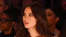 Miss Universe 2018, Catriona Grey duduk saat menyaksikan fashion show Sherri Hill NYFW Spring 2020 di Cipriani 42nd Street di New York City (8/9/2019). Wanita berdarah Filipina ini tampil seksi mengenakan gaun off shoulder berbelahan paha tinggi. (AFP Photo/Dave Kotinsky)