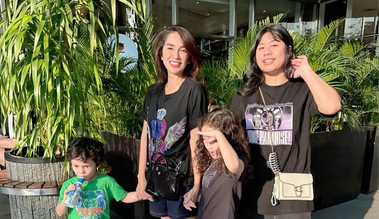 Pencapaian itu tentu membuat Ussy dan Andhika bangga. Putrinya yang kini 18 tahun masuk ke salah satu kampus terbaik di Indonesia. [Instagram.com/ussypratama]