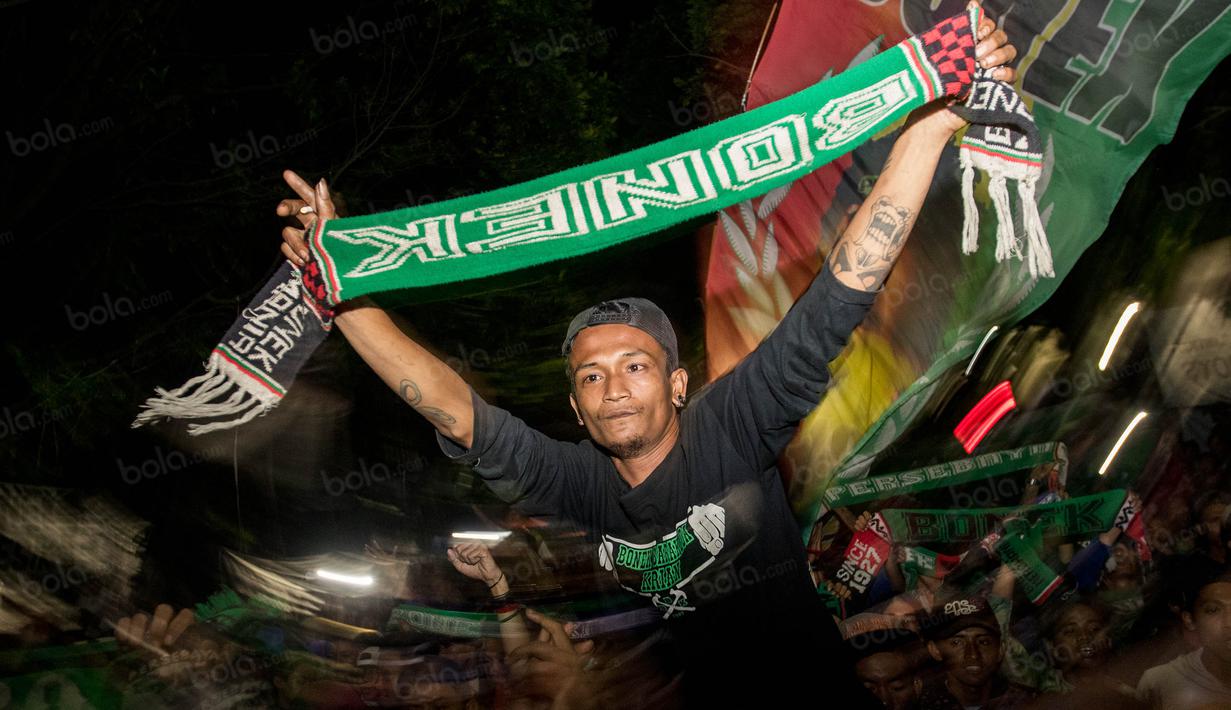 Kehadiran Bonek di Bandung mendapat sambutan hangat dari para suporter Persib Bandung, Bobotoh. (Bola.com/Vitalis Yogi Trisna)