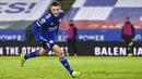 Pemain Leicester City Jamie Vardy merayakan golnya ke gawang Brighton pada pertandingan Liga Premier Inggris di Stadion King Power, Leicester, Inggris, Minggu (13/12/2020). Leicester City menang 3-0. (Ben Stansall/Pool via AP)