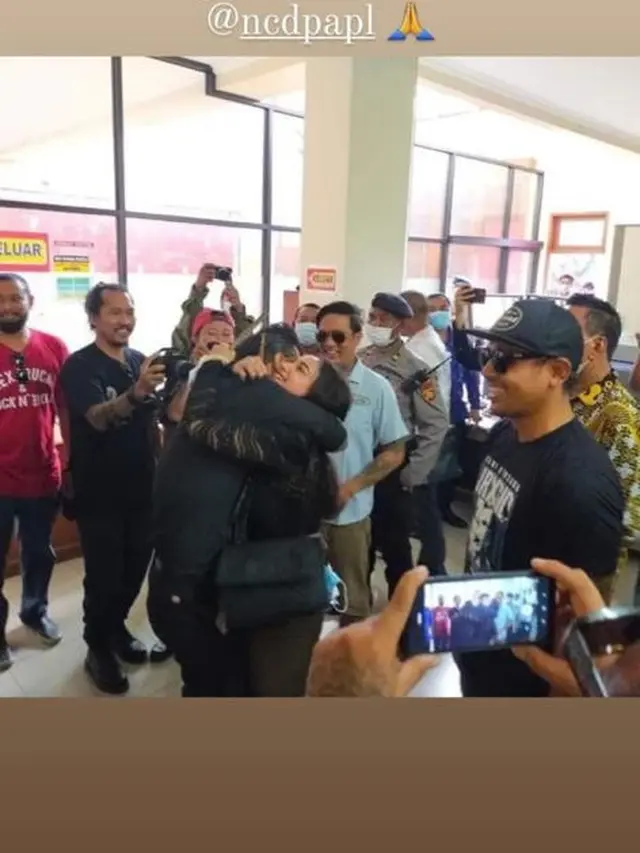 6 Potret Terbaru Jerinx SID Usai Bebas dari Penjara, Bahagia Bertemu Istri