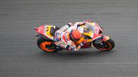 Pembalap Spanyol Marc Marquez dari tim Repsol Honda mengendarai sepeda motornya saat latihan bebas ketiga di Pertamina Mandalika International Street Circuit, Mandalika, Lombok Tengah, Nusa Tenggara Barat, Sabtu (19/3/2022). (AP Photo/Achmad Ibrahim)