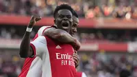 Gelandang Arsenal, Bukayo Saka (depan) berselebrasi usai mencetak gol ke gawang Tottenham Hotspur pada pertandingan lanjutan Liga Inggris di stadion Emirates di London, Minggu (27/9/2021). Arsenal menang atas Tottenham dengan skor 3-1. (AP Photo/Frank Augstein)