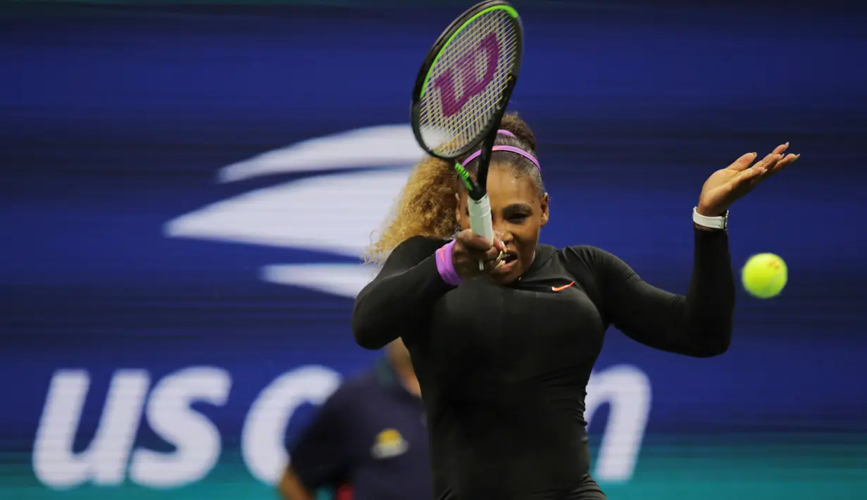 Petenis Amerika Serikat, Serena Williams melakukan srevis ke arah petenis Ukraina, Elina Svitolina pada babak semifinal AS Terbuka 2019 di USTA Billie Jean King National Tennis Center, Rabu (5/9/2019). Serena mengalahkan Svitolina tanpa kesulitan dua set langsung, 6-3, 6-1. (AP/Charles Krupa)