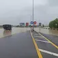 Penampakan salah satu luapan sungai menggenangi ruas jalan di Majalengka. Foto (istimewa)