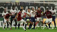 Gelandang AC Milan, Hakan Calhanoglu melakukan tendangan bebas saat bertanding melawan Tottenham Hotspur pada International Champions Cup di Minneapolis (31/7). Tottenham menang 1-0 atas Milan berkat gol Nkoudou. (AP Photo/Jeff Wheeler)